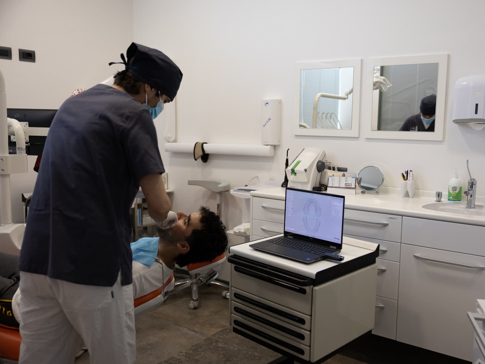 Il Dott. Andrea Lolli utilizza lo scanner intraorale