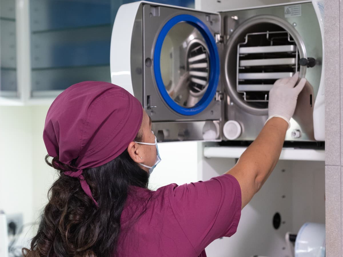 Yrma nella sala di sterilizzazione